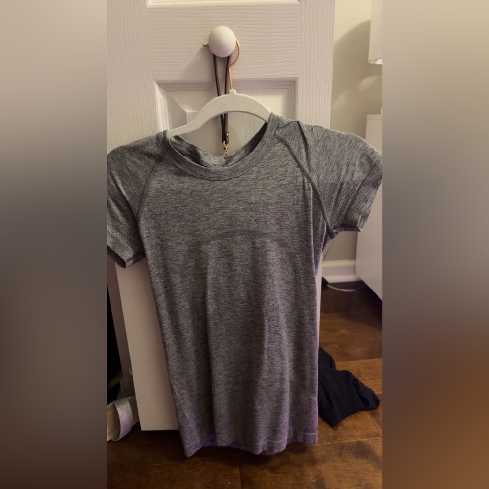grey lululemon swiftly tech tee-shirt